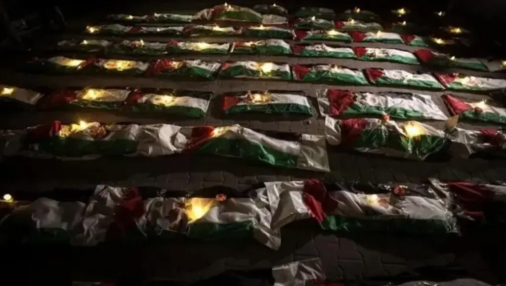 غزة .. وداع مؤثر لرفات 100 فلسطيني من ضحايا الإبادة