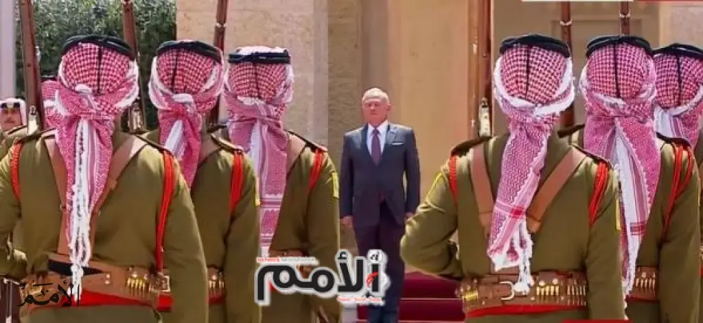 الملك يشهد مراسم رفع العلم في قصر الحسينية
