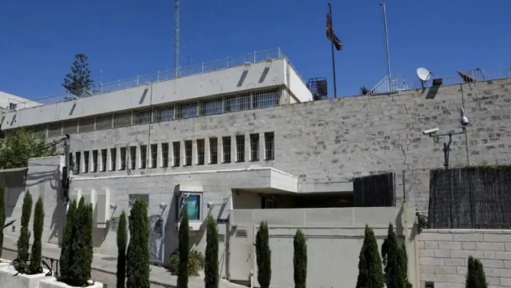 بريطانيا تزيل لافتات قنصليتها في القدس مع انتهاء مهلة إغلاقها