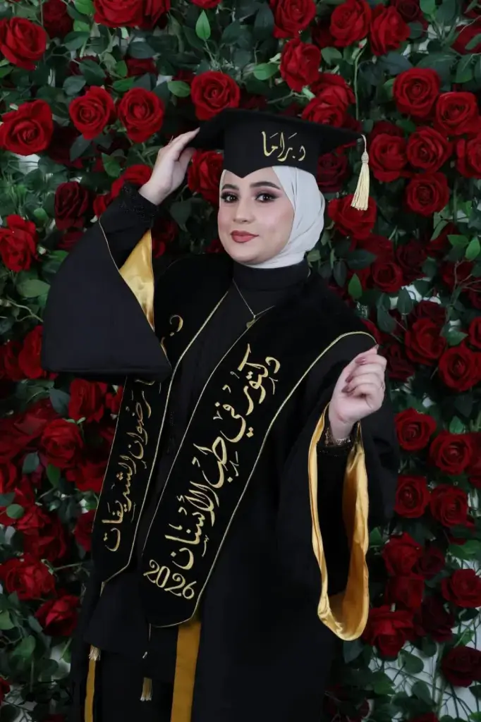 العم إبراهيم شديفات وعائلته يهنئون الدكتورة راما رضوان الشديفات بمناسبة تخرجها من كلية طب الأسنان في الجامعة الأردنية